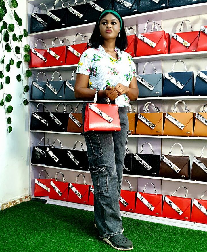 photo 5879885098550152693 y